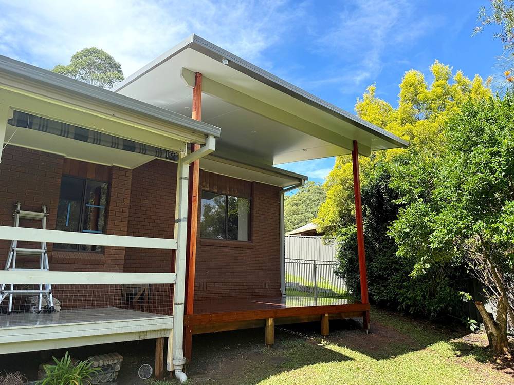 Verandah extension with merbau cladding and a Versiclad flyover pergola